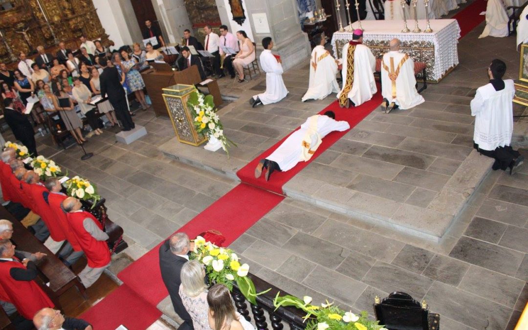 Bispo de Angra desafia novo sacerdote a ser um padre do seu tempo