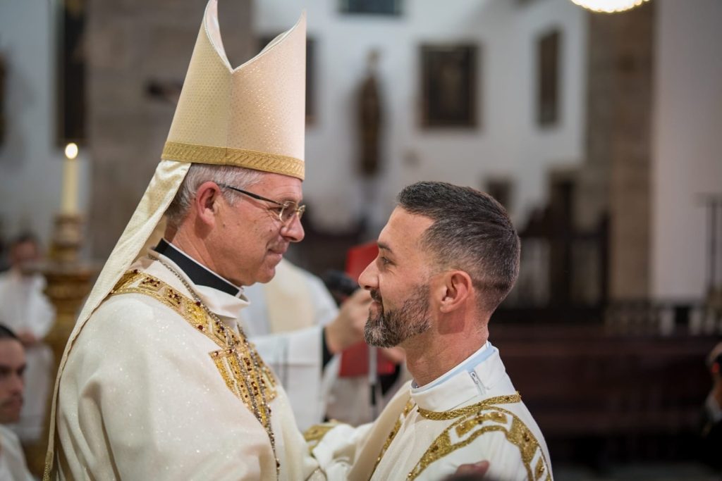 Bispo de Angra exorta novo diácono Fábio Silveira a uma vida de serviço humilde